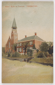 18203 Gezicht op de Nederlands-hervormde kerk (Laan van Niftarlake 62) te Tienhoven, met rechts de pastorie.N.B. De ...